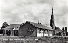 10584 Gezicht op de Pastoor Ohlschool, de V.G.L.O.-school en de St. Willibrordkerk aan de Pastoor Ohllaan te Vleuten ...